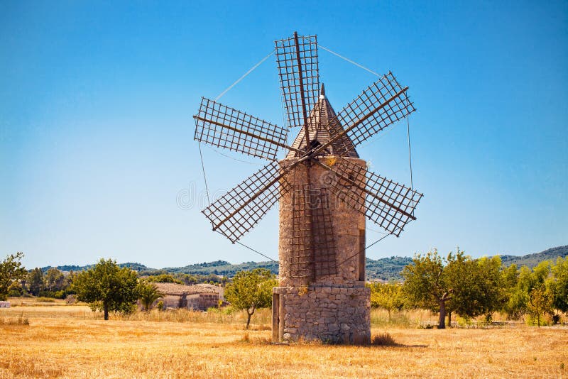 Moinho De Vento Medieval Da Torre No Campo Imagem de Stock