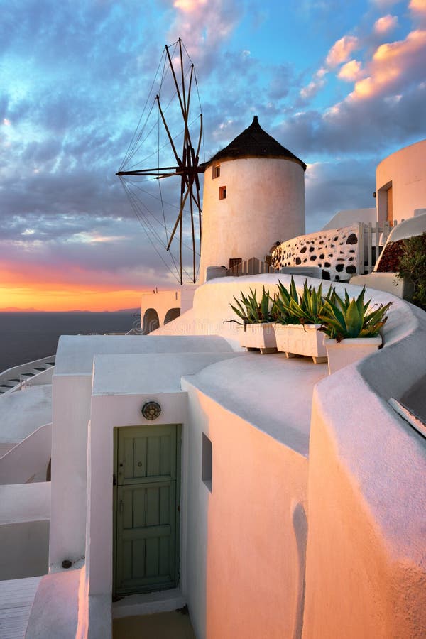 Moinho de vento na vila na noite, Santorini de Oia, Grécia imagem de stock Moinho de vento na vila na noite, Santorini de Oia, Grécia imagem de stock