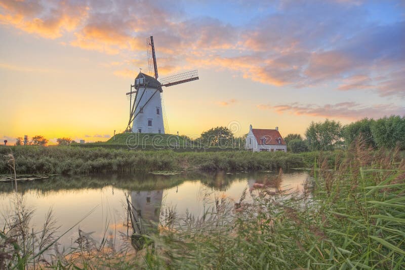 Moinho De Vento De Damme Em Bélgica Imagem de Stock - Imagem de noite,  calmo: 51964369