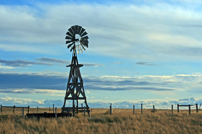 Moinho de vento no rancho de gado em Lusk Wyoming EUA fotografia de stock Moinho de vento no rancho de gado em Lusk Wyoming EUA fotografia de stock