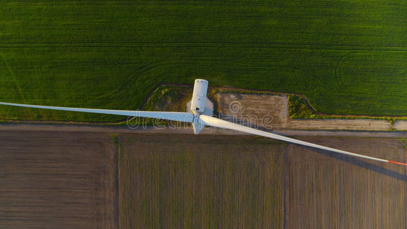 Lâminas De Um Moinho De Vento Isolado Em Um Céu Azul Limpo E Cristalino,  Produção De Energia Eólica De Forma Ecológica E Sustentável. Foto Royalty  Free, Gravuras, Imagens e Banco de fotografias.