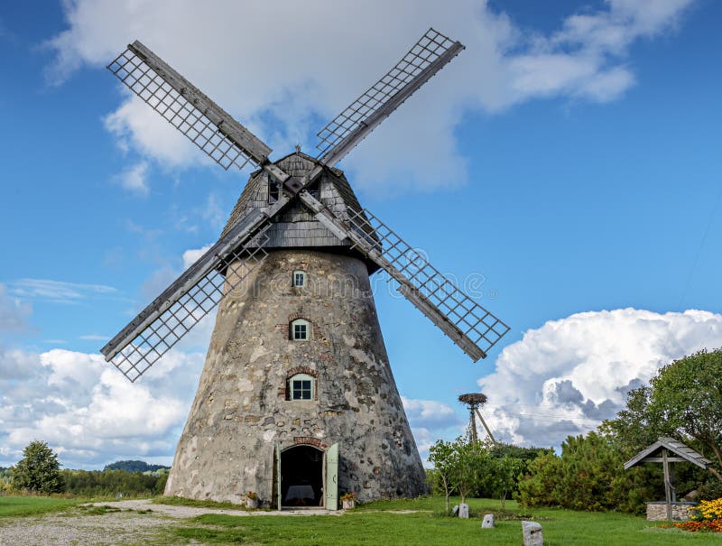 Foto de Moinho De Vento Na Medieval Cesis Região Da Letônia e mais