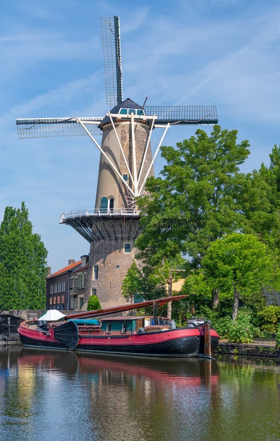 Moinho De Vento No Gouda, Holanda Imagem de Stock - Imagem de ensolarado,  cenas: 34754711