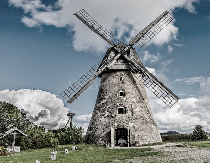 Foto de Moinho De Vento Medieval Em Dia De Verão Brilhante Letônia