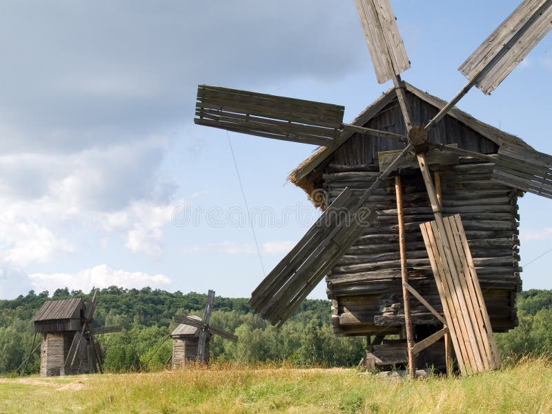 Foto de Moinho De Vento Da Idade Média e mais fotos de stock de Moinho  Tradicional - Moinho Tradicional, Vale do Loire, Exterior - iStock