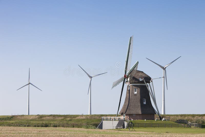 Antigo Moinho De Vento A Europa - Fotografias de stock e mais imagens de  Moinho de vento - Moinho de vento, Turbina Eólica, Cultura Holandesa -  iStock