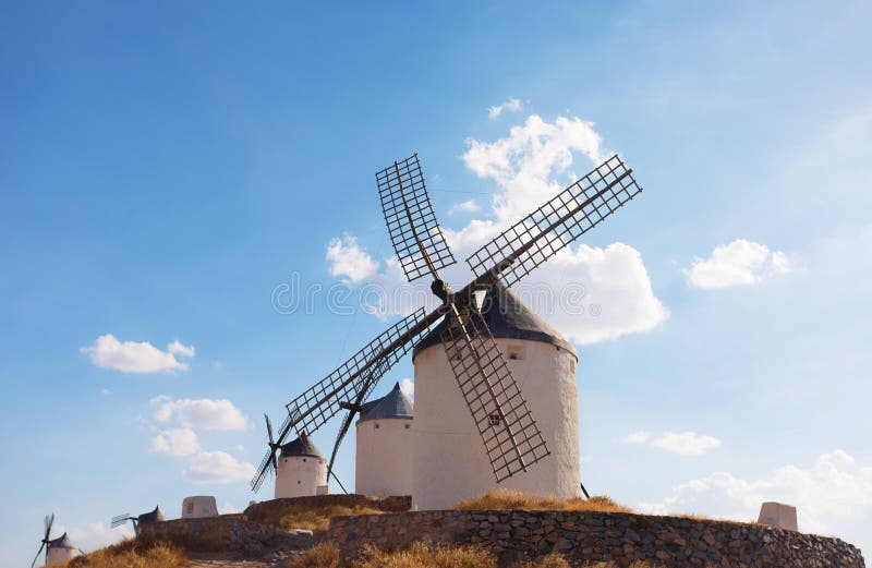 Foto de Moinho De Vento Da Idade Média e mais fotos de stock de Moinho  Tradicional - Moinho Tradicional, Vale do Loire, Exterior - iStock