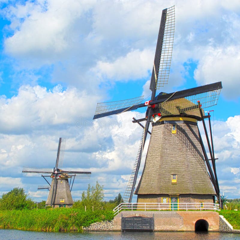 Bela Vista Rural No Sul Da Holanda Com Um Antigo Moinho De Vento Holandês  Tradicional Em Kinderdijk Foto Royalty Free, Gravuras, Imagens e Banco de  fotografias. Image 166232651