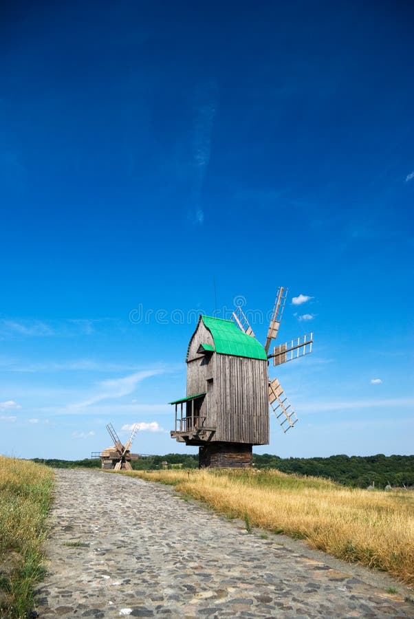 Foto de Moinho De Vento Na Medieval Cesis Região Da Letônia e mais