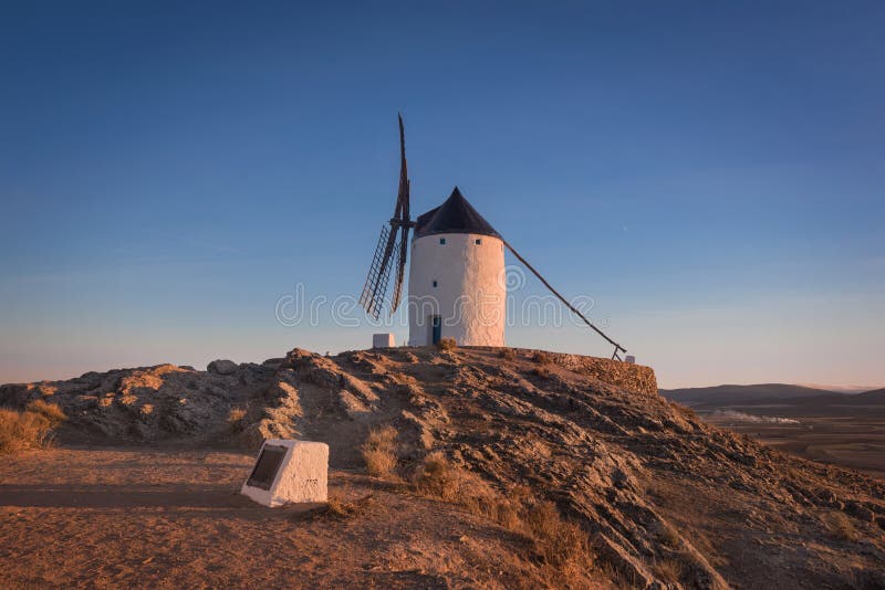 Moinhos de vento de Don Quixote no por do sol Marco famoso em Consuegra, Toledo Spain imagem de stock Moinhos de vento de Don Quixote no por do sol Marco famoso em Consuegra, Toledo Spain imagem de stock