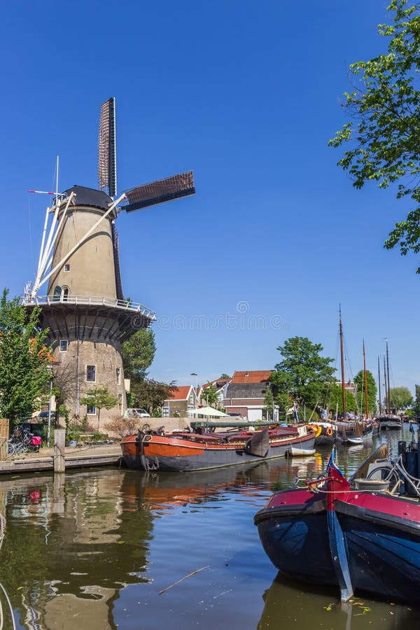 Moinho De Vento No Gouda, Holanda Imagem de Stock - Imagem de ensolarado,  cenas: 34754711