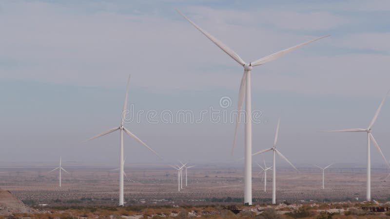 Moinhos De Vento Para Produção De Energia Elétrica. Gerador De Energia  Eólica. Turbina Eólica Tripla No Campo Do Deserto Sob Céu a Foto de Stock -  Imagem de fazenda, fotovoltaica: 200214154