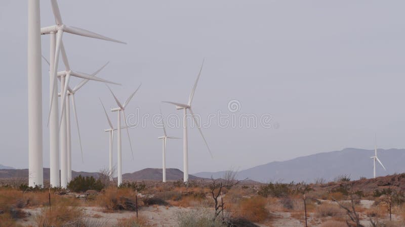 Moinhos De Vento Para Produção De Energia Elétrica. Gerador De Energia  Eólica. Turbina Eólica Tripla No Campo Do Deserto Sob Céu a Foto de Stock -  Imagem de fazenda, fotovoltaica: 200214154