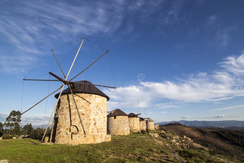 Moinho De Vento De Pedra Histórico Velho No Por Do Sol Em Portugal Foto de  Stock - Imagem de nave, montanha: 136457990