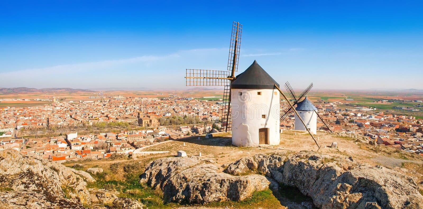 Moinho De Vento De Pedra Histórico Velho No Por Do Sol Em Portugal Foto de  Stock - Imagem de nave, montanha: 136457990