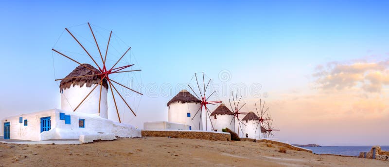 Moinhos de vento gregos tradicionais na ilha de Mykonos, Cyclades, Grécia