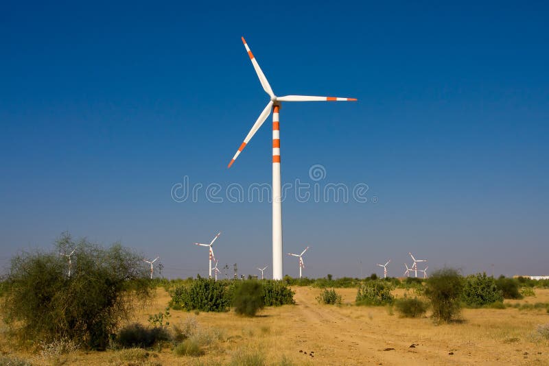 Moinho De Vento Ao Lado Da Autoestrada Na Índia - Energia Eólica - Energia  Renovável Sustentável Foto de Stock - Imagem de parque, abandonado:  157956282
