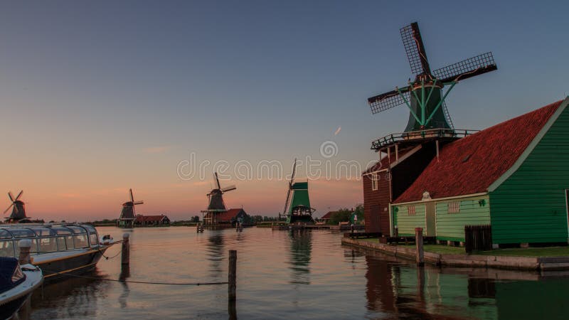 Moinhos de vento no por do sol foto de stock royalty free Moinhos de vento no por do sol foto de stock royalty free