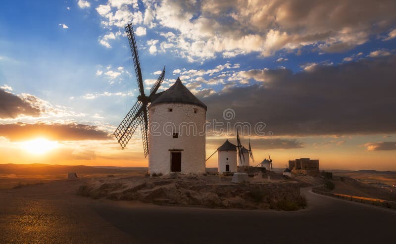 Moinhos de vento em belmonte, cuenca, espanha fotomural • fotomurais  destino de viagem, lugar famoso, medieval