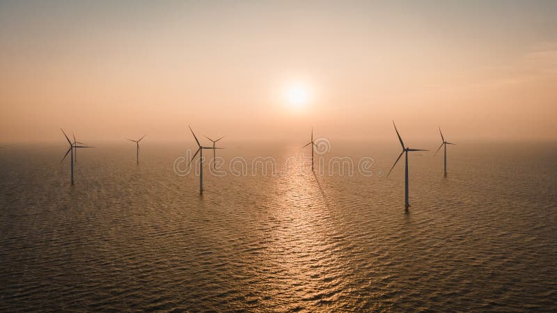 Moinho De Vento Para Gerar Energia Eólica Soprando Nuvens Do Céu Nascendo  Sol Nascer Foto de Stock - Imagem de ecologia, noite: 233345874