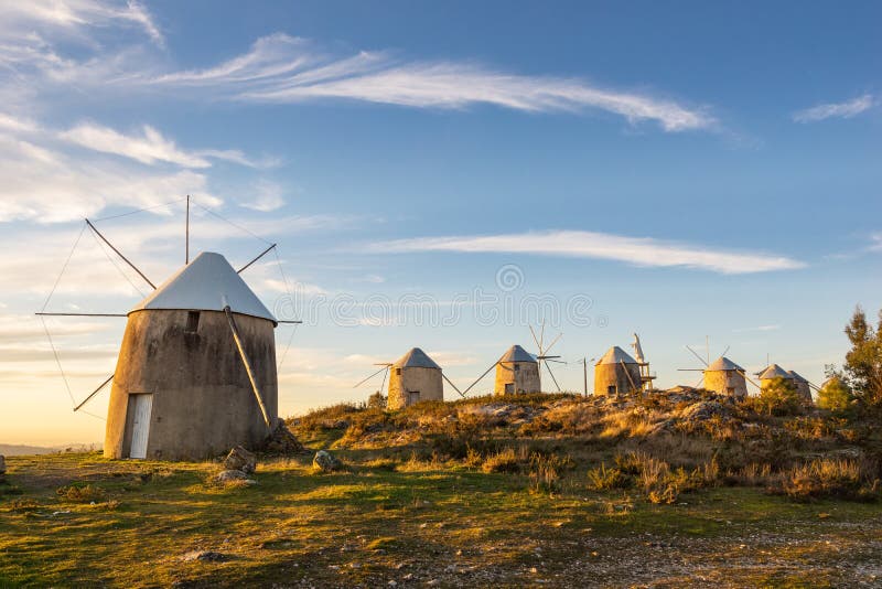 Moinho De Vento De Pedra Histórico Velho No Por Do Sol Em Portugal Foto de  Stock - Imagem de nave, montanha: 136457990