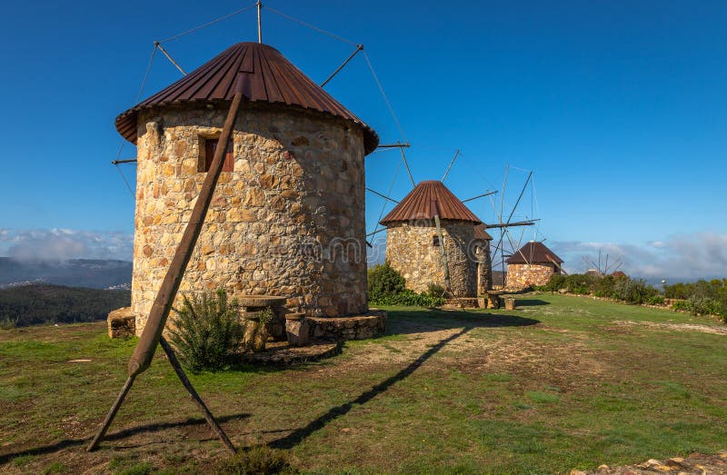 Moinho De Vento Antigo Em Portugal Imagem de Stock - Imagem de fazenda,  ambientalismo: 52319919