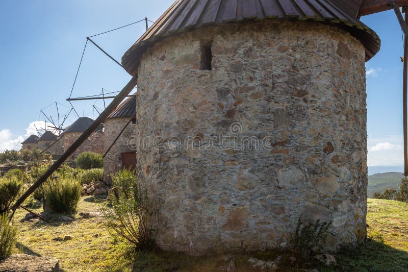 Moinho De Vento Antigo Em Portugal Imagem de Stock - Imagem de fazenda,  ambientalismo: 52319919