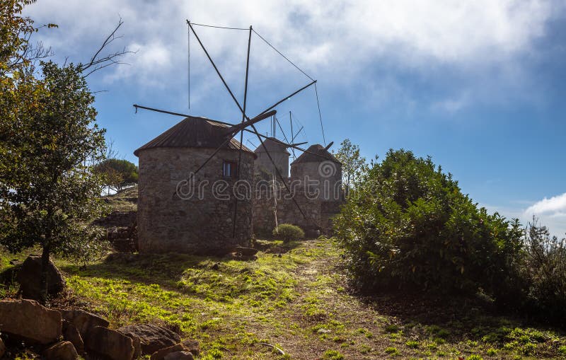 Moinho De Vento Antigo Em Portugal Imagem de Stock - Imagem de fazenda,  ambientalismo: 52319919