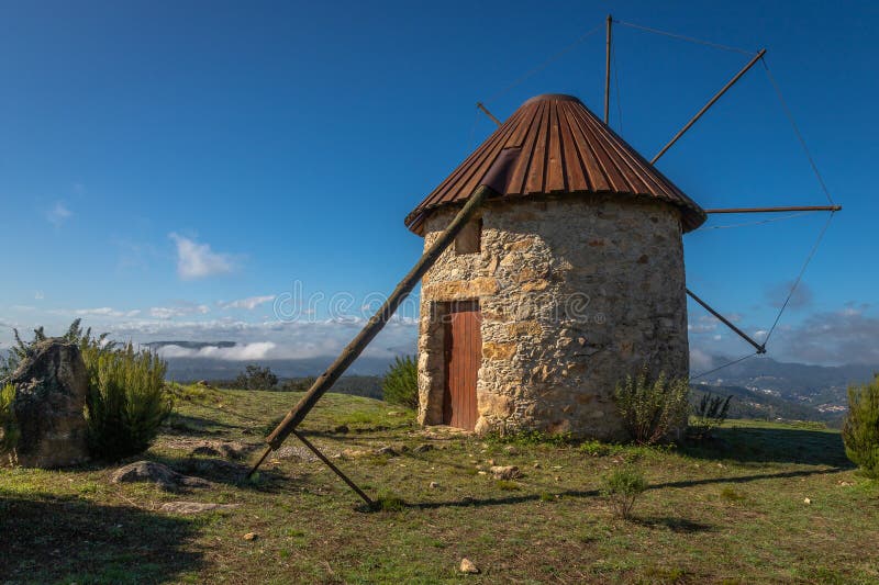 Moinho De Vento Antigo Em Portugal Imagem de Stock - Imagem de fazenda,  ambientalismo: 52319919