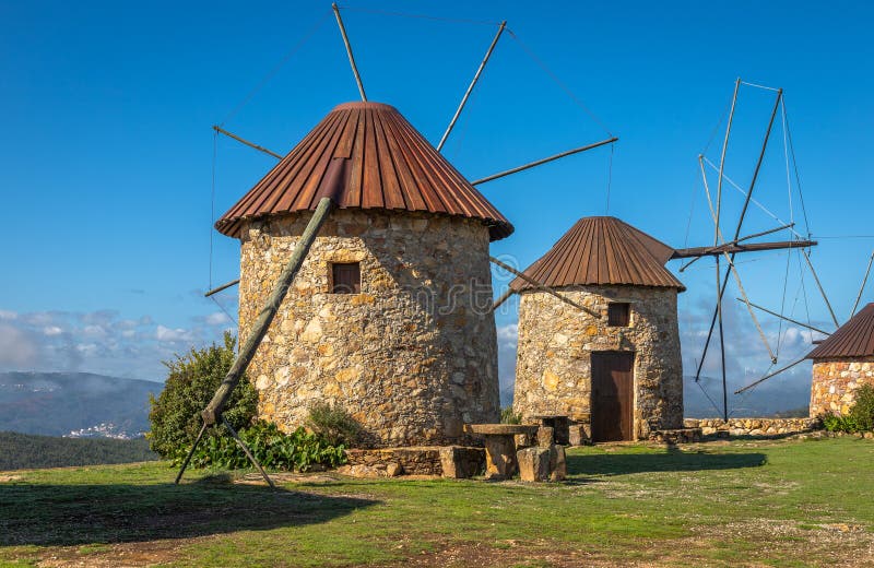 Moinho De Vento Antigo Em Portugal Imagem de Stock - Imagem de fazenda,  ambientalismo: 52319919