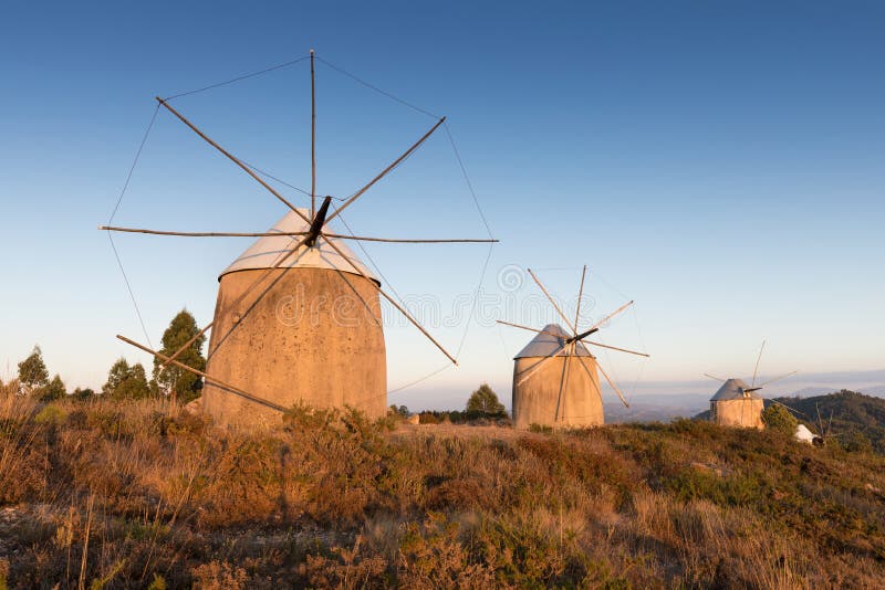 Moinho De Vento De Pedra Histórico Velho No Por Do Sol Em Portugal Foto de  Stock - Imagem de nave, montanha: 136457990