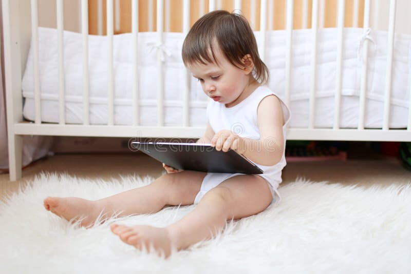 18 Mois De Bebe Joue Le Jouet Image Stock Image Du Home Doux 18 Mois De Bebe Joue Le Jouet Image Stock Image Du Home Doux