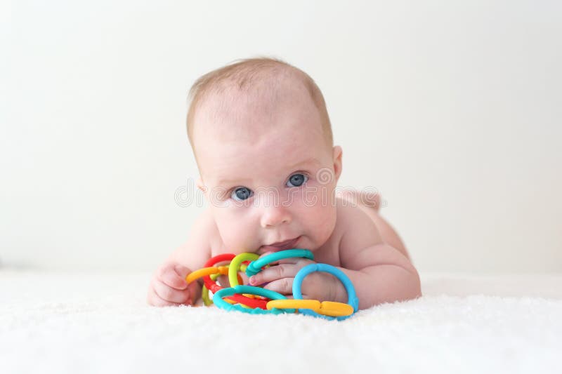 4 Mois De Bebe Joue Le Teether Educatif De Jouet Image Stock Image Du Positif Adorable 4 Mois De Bebe Joue Le Teether Educatif De Jouet Image Stock Image Du Positif Adorable