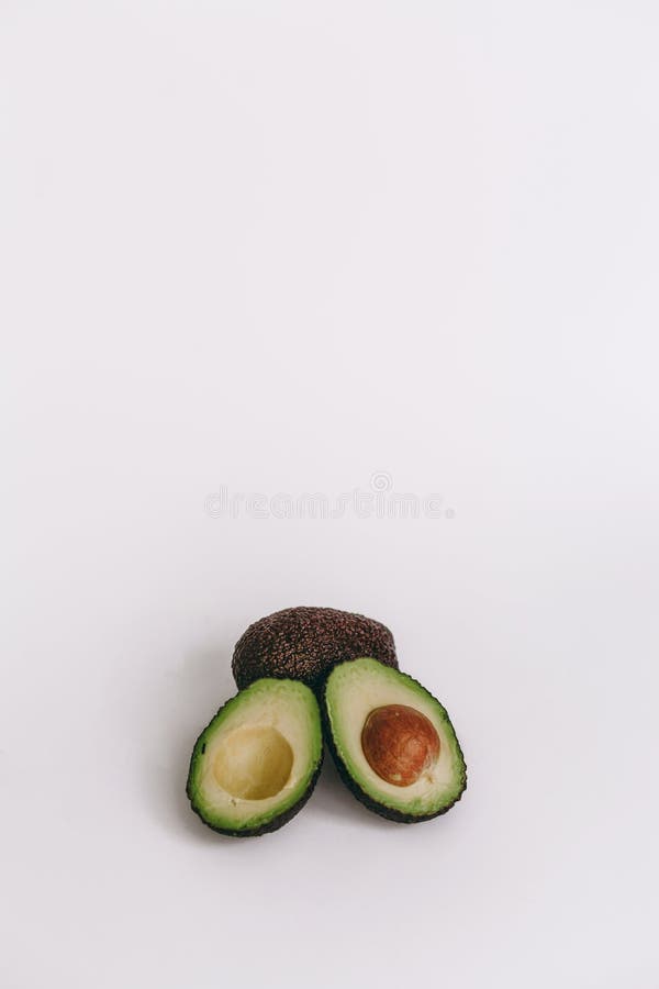 Moiti? d'avocat sur le fond blanc Vue sup?rieure photo libre de droits Moiti? d'avocat sur le fond blanc Vue sup?rieure photo libre de droits