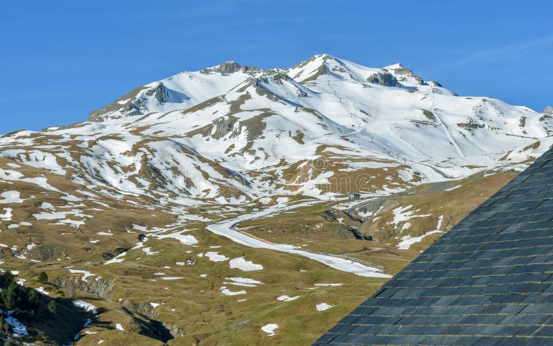 Moitié de montagnes neigeuses de basse saison à une station de sports d'hiver image libre de droits Moitié de montagnes neigeuses de basse saison à une station de sports d'hiver image libre de droits