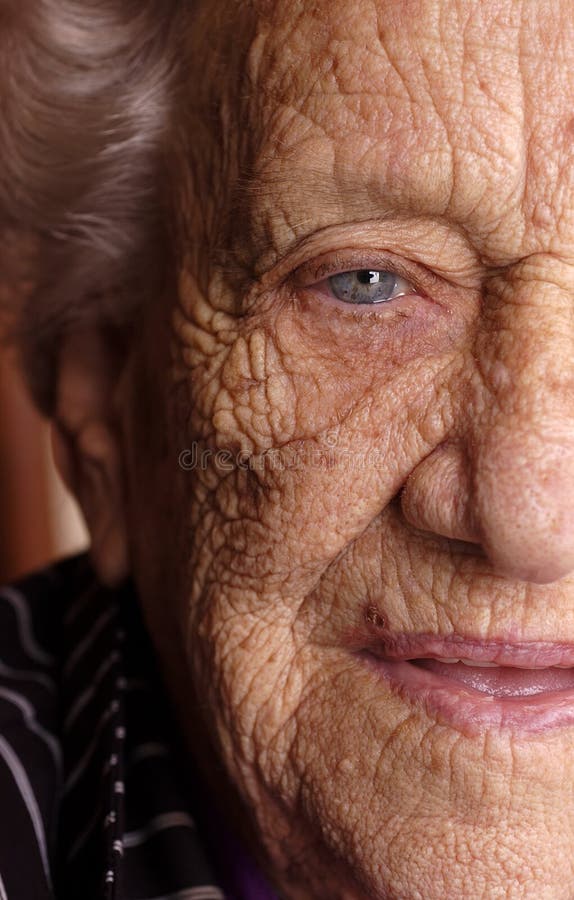 Moitié du visage de l'femmes âgées photo stock Moitié du visage de l'femmes âgées photo stock