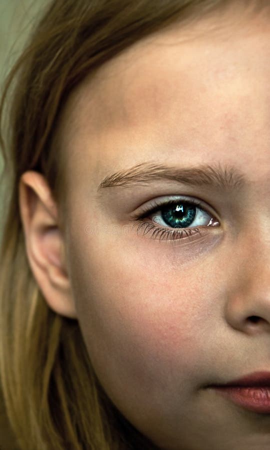 Moitié haute étroite de portrait de jeune belle fille de visage, expressions de confiance et le concept du defenselessness images libres de droits Moitié haute étroite de portrait de jeune belle fille de visage, expressions de confiance et le concept du defenselessness images libres de droits