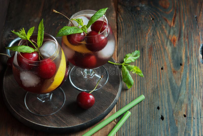 Mojito fresco da cereja do verão fotos de stock royalty free