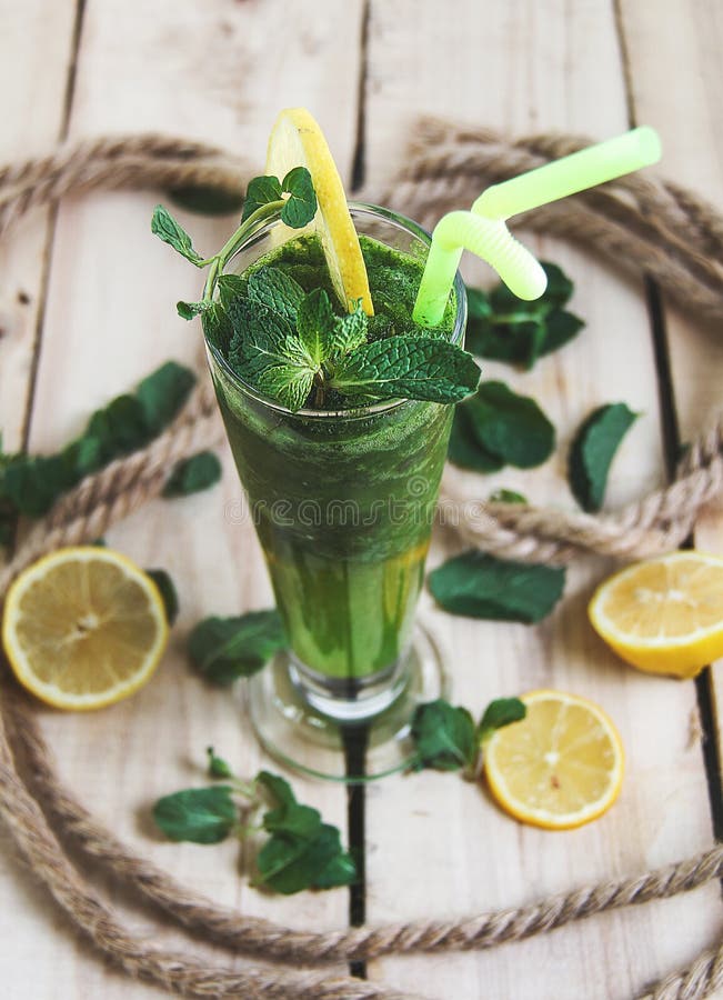 Mojito frío y fresco del jugo del jugo fotografía de archivo libre de regalías Mojito frío y fresco del jugo del jugo fotografía de archivo libre de regalías