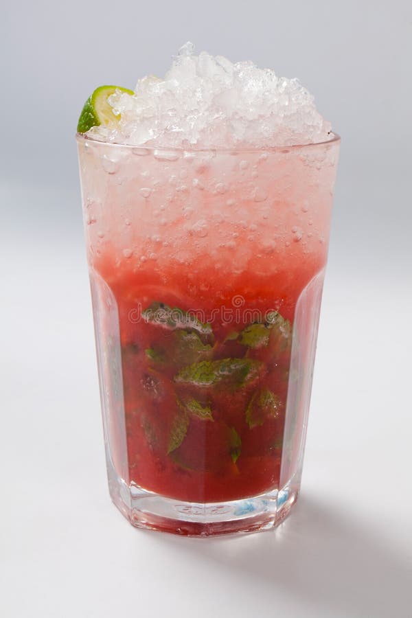Mojito jordgubbecoctail closeup som isoleras på vit bakgrund arkivfoto Mojito jordgubbecoctail closeup som isoleras på vit bakgrund arkivfoto