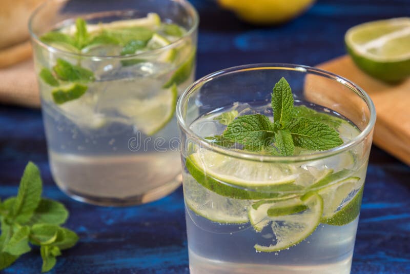 Mojito koktajl z swój składnikami na błękitnym stole zdjęcie royalty free Mojito koktajl z swój składnikami na błękitnym stole zdjęcie royalty free