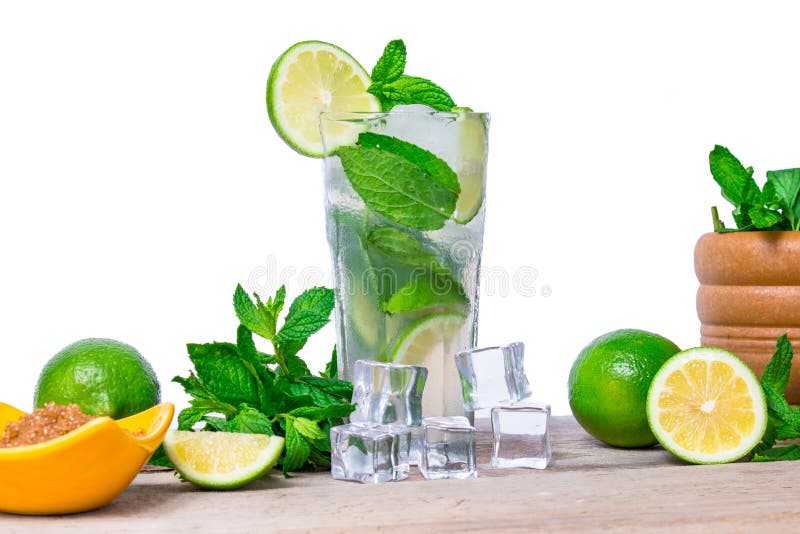 Mojito koktajl z świeżym wapnem, nowymi liśćmi i kostkami lodu w przejrzystym szkle, obraz stock Mojito koktajl z świeżym wapnem, nowymi liśćmi i kostkami lodu w przejrzystym szkle, obraz stock