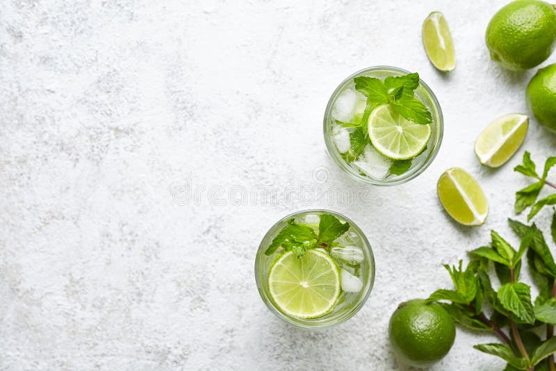 Mojito κοκτέιλ οινοπνεύματος φραγμών μακρύ ποτών παραδοσιακό φρέσκο τροπικό ποτών γυαλί δύο highball τοπ αντιγράφων άποψης διαστη στοκ φωτογραφία με δικαίωμα ελεύθερης χρήσης