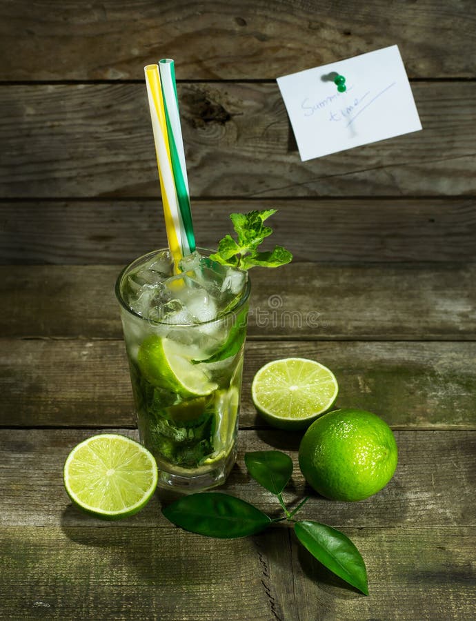 Mojito с льдом на деревянной предпосылке стоковая фотография rf Mojito с льдом на деревянной предпосылке стоковая фотография rf