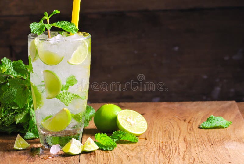 Mojito, части известки, листья мяты с льдом и ром стоковое фото Mojito, части известки, листья мяты с льдом и ром стоковое фото