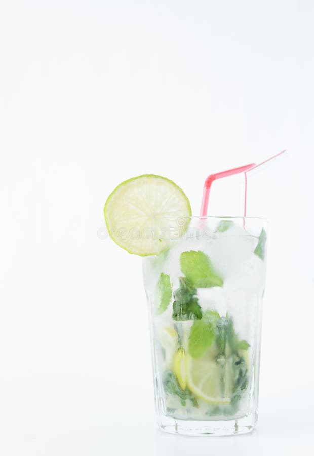 Mojitococktail in een transparant glas met ijs Recept voor exotische dranken met munt, kalk en witte rum Glas met een cocktail stock fotografie Mojitococktail in een transparant glas met ijs Recept voor exotische dranken met munt, kalk en witte rum Glas met een cocktail stock fotografie