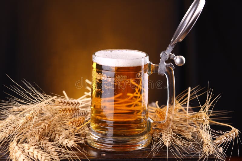 Bierpul op een kist royalty-vrije stock afbeelding