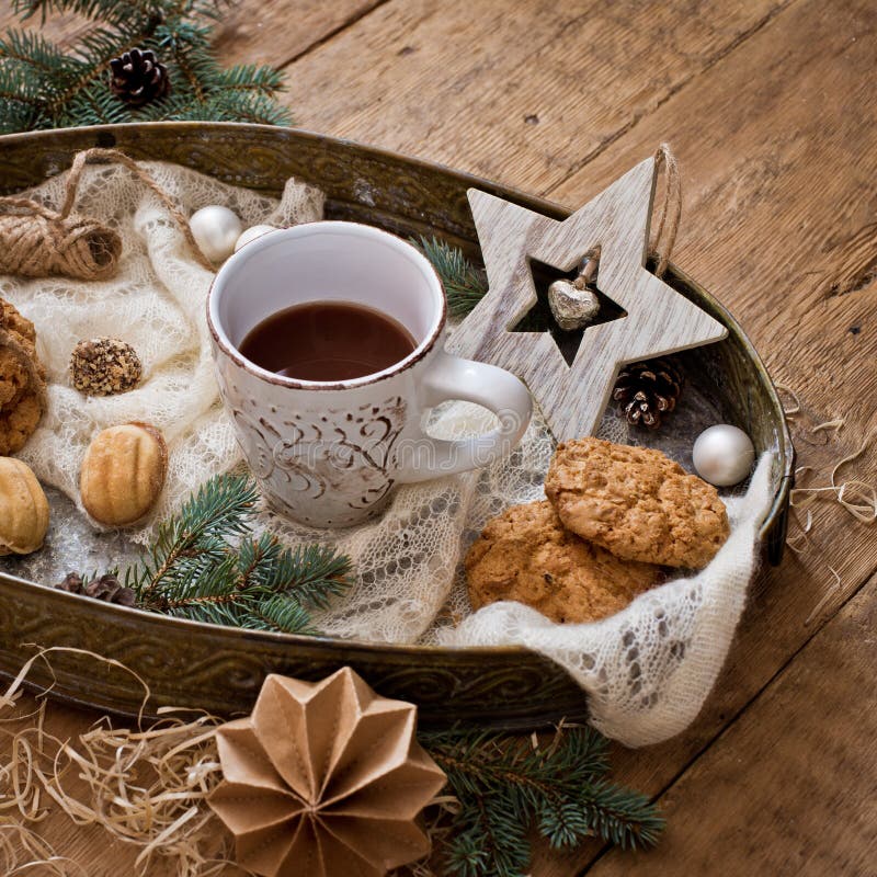 Mok met drank en koekjes met Kerstmisdecoratie stock fotografie Mok met drank en koekjes met Kerstmisdecoratie stock fotografie