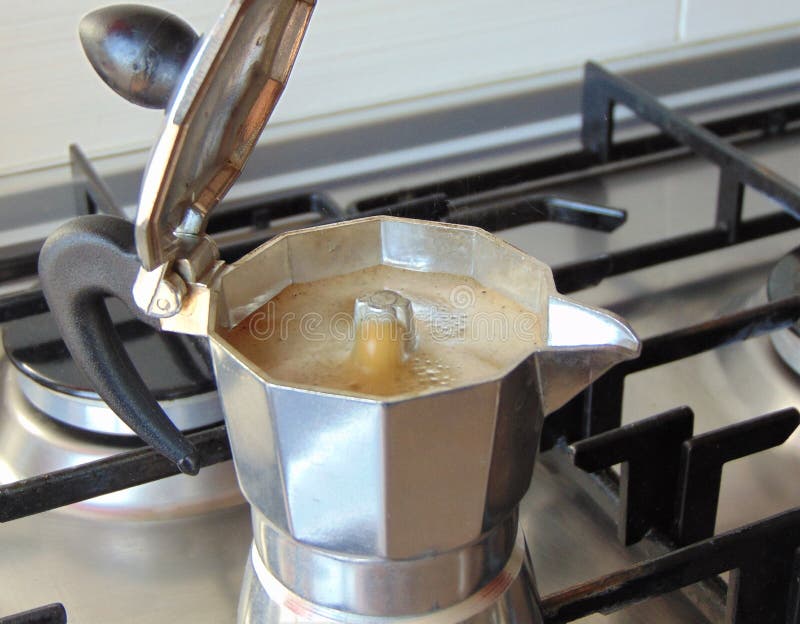 Pest Overlappen Mauve Moka - Koffiezetapparaat Op Een Gasfornuis in De Keuken. Frisse Koffie Komt  Dicht Stock Afbeelding - Image of heet, drank: 218859205