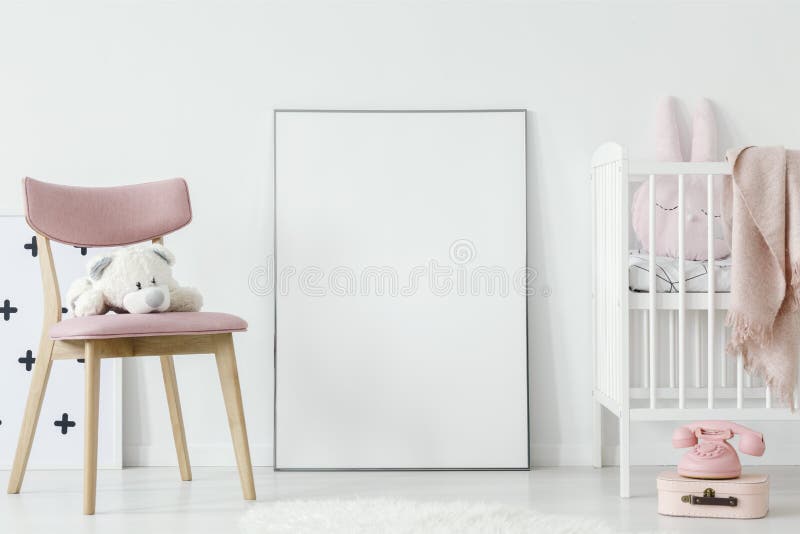 Mokiet zabawka na menchii krześle obok plakata z mockup w dziecka ` s roo zdjęcie royalty free Mokiet zabawka na menchii krześle obok plakata z mockup w dziecka ` s roo zdjęcie royalty free